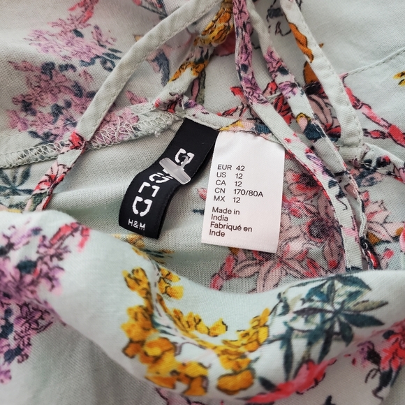 Floral Romper with Pockets - Picture 3 of 3